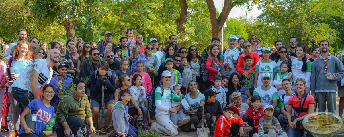 activistas en jornada de foretacion