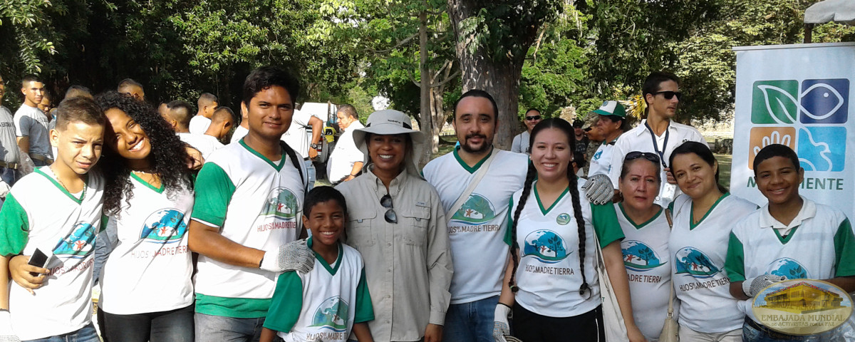 voluntarios limpiando bosque