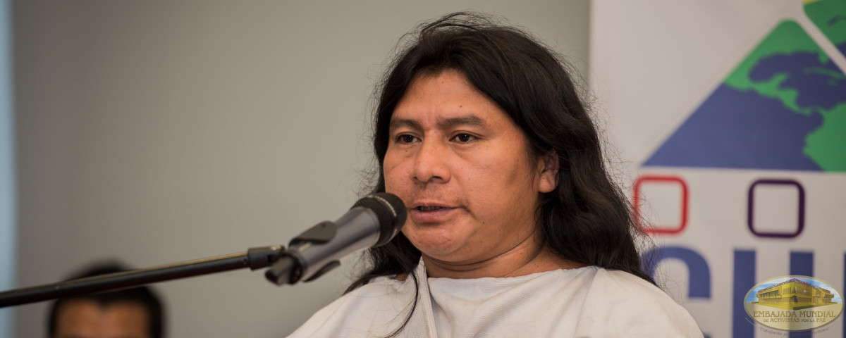 Arregoces Coronado Zarabata, líder espiritual del pueblo Kogui (Colombia) expuso el tema: El corazón, la esencia de la vida del ser humano. Arregoces Coronado