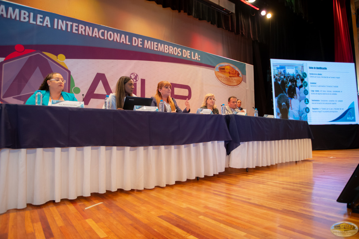 The GEAP presents the Chair for Peace in the II Assembly of Universities