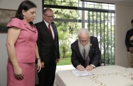 EMBAJADA DE ALEMANIA EN VENEZUELA RECIBE LA PLACA HUELLAS PARA NO OLVIDAR