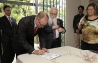 EMBAJADA DE ALEMANIA EN VENEZUELA RECIBE LA PLACA HUELLAS PARA NO OLVIDAR