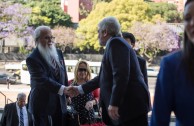 Llegada a la Universidad de Buenos Aires del Dr. William Soto y siendo recibido por el Dr. Gregorio Flax, director de la cátedra de Discriminación, Genocidio y Holocausto.