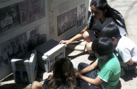 Exposición del Proyecto Huellas para no olvidar en la plaza pública de Tilcara, San Salvador de Jujuy