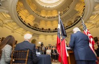 En el Capitolio de la ciudad de Austin, Texas, miembros de la legislatura reciben el proyecto "Huellas para no olvidar" en un emotivo acto.