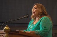 Carmen Salzano, Maestra de Ceremonia de la Sesión Educativa de la CUMIPAZ dio la bienvenida a los directivos, autoridades académicas internacionales y la sociedad civil presentes en la Cumbre de Integración por la Paz.