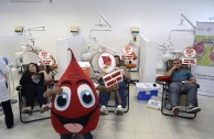 Activistas y estudiantes voluntarios realizan la tercera donación de sangre en Mérida, Yucatán, México