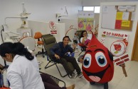 Activistas y estudiantes voluntarios realizan la tercera donación de sangre en Mérida, Yucatán, México