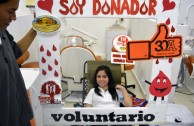 Activistas y estudiantes voluntarios realizan la tercera donación de sangre en Mérida, Yucatán, México