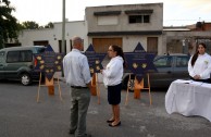 Exhibición de placas de sobrevivientes del Holocausto exaltan la dignidad humana