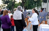 Exhibición de placas de sobrevivientes del Holocausto exaltan la dignidad humana