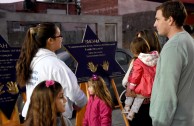 Exhibición de placas de sobrevivientes del Holocausto exaltan la dignidad humana