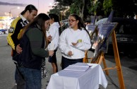 Exhibición de placas de sobrevivientes del Holocausto exaltan la dignidad humana