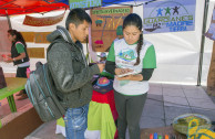 Joven paceño en Feria Ambiental 