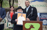 Acto de Proclamación para celebrar el 3 de marzo como Día Mundial de la Vida Silvestre en San Antonio, Texas, Estados Unidos, de acuerdo a la fecha instaurada por la ONU en la resolución 68/205. En la foto: el Embajador Mundial de la Paz Dr. William Soto Santiago y el comisionado del condado de Béxar Tommy Calver