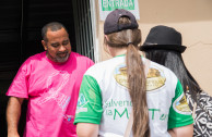 En Puerto Rico los Guardianes por la paz obsequiaron un porta lápices de cartón y hojas de revista a las 94 familias visitadas