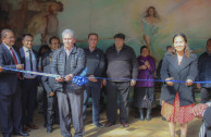 Cortando listón inaugura galería 