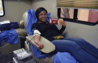 Jóvenes donando sangre.