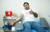 activista donando sangre