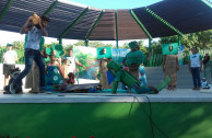 Niños del Barrio El Pozón y Activistas de la EMAP de Cartagena presentando la obra de teatro “La Madre Tierra Pide Ayuda