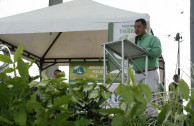 Director del Establecimiento de Desarrollo Urbano y Medio Ambiente (Edumas), Fernando Valencia leyendo la Proclama de Constitución de los Derechos de la Madre Tierra