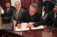 El rector de la Universidad recibió la placa de manos del Embajador de Guatemala.