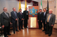 Gran Rab. Alfredo Goldschmidt, Carlos Halstuch, Hijo de sobreviviente, Sen. Edgar Espíndola, Vicepresidente del Senado de la República, Padre Carlos Mario Alzáte Montes, rector de la universidad, Carlos Ramiro Santiago Morales, Embajador de Guatemala en Colombia, Ing. Iván Sarmiento, Coord. para Colombia de la Embajada de Activistas por la Paz y Sigmund Halstuch, sobreviviente del Holocausto,