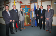 Dr. Marcos Peckel, Sr. Jurguen Mertens, Embajador de Alemania, Don Jacobo Brod, sobreviviente del holocausto, Sr. Sigmund Halstuch, Sr. Yacek Perlin, Ing. Iván Sarmiento (EAP) y Sr. Ramiro Santiago Morales, Embajador de Guatemala en Colombia.