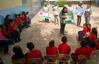 Niños aprenden los derechos de la madre tierra. 