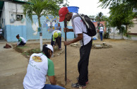 Guardianes dan ejemplo en plantel educativo.