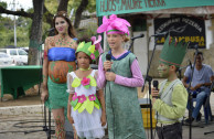 Flori y Espin personificados en institución educativa creado conciencia. 