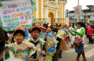 Instituciones marchan con disfraces alusivos a la madre tierra.