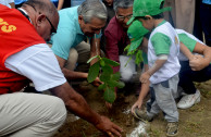 Generaciones imparten amor por la madre tierra.