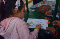 Niña pintando