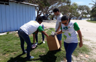 activistas evitando contaminacion