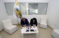 Firma de convenio. 