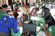 Mexicanos firmando.