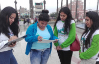 Jóvenes en la Firmatón en Perú