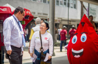 Martha, activista de la EMAP, motivando a paisa a donar la savia de la vida.