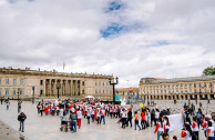 Activistas por la Paz desfilan hacia la Plaza de Bolívar para agradecer a los héroes por la vida