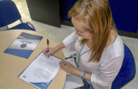 Firmando alianza.