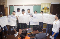 estudiantes presentando