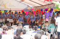 Gabriela Lara thanks the children of Finca la Industria for their participation and love by leaving them a message of hope.