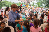 Gabriela Lara delivering gifts to the children of the shelter.