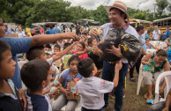 Volunteers from the GEAP delivering the gifts to the children of the refuge.