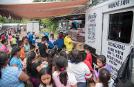 GEAP volunteers deliver refreshments to the children of the shelter.