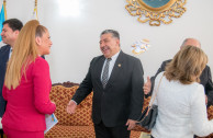 The general director of the EMAP Gabriela Lara, in a private meeting with participants and assistants of the Justice and Democracy Session.