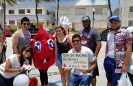 In Miami, Florida, with a tour of the streets and beaches of the town, Activists gave short talks to passersby about blood donation.