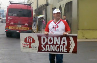 Activista invitando a la donacion de Sangre