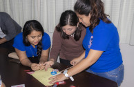 Estudiantes realizando “habladores” 